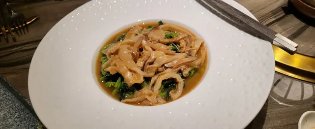 濃湯瑤柱花膠浸菜苗