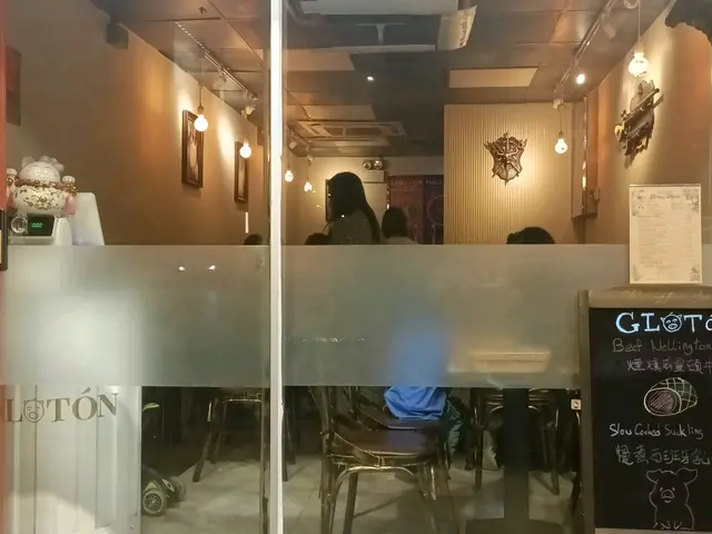 07/10/2023 星期六大約晚上九時十五分，餐廳接近滿座
