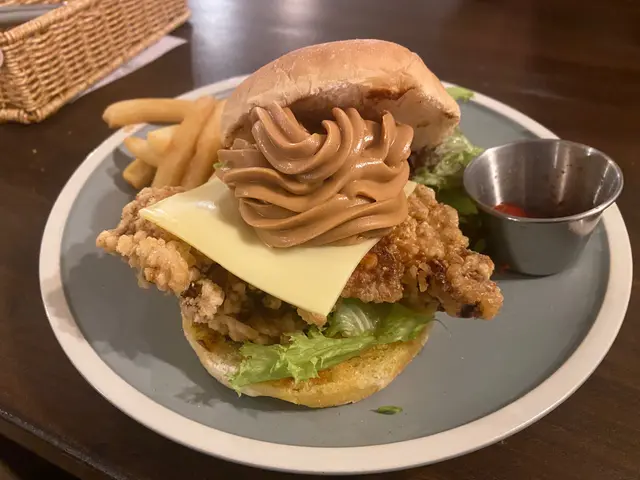 估唔到花生醬配落去又幾襯,份量都大,食哂會有啲膩添