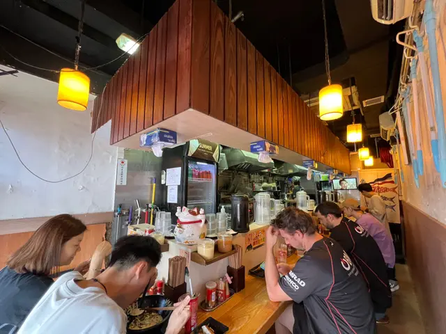 這家在很久以前就已經有朋友推薦過我去吃
到的時候 還以為是日本人開的自家小店
（開始去OPENRICE 打文時 才知道是連鎖店！！
誰叫他們店的大小 跟裝潢 跟東京窄行小店那麼像