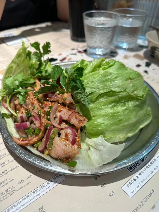 酸辣豬頸肉生菜包