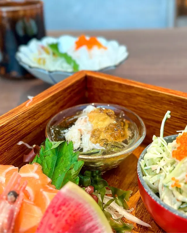 刺身壽司便當配蔥吞拿魚腩飯