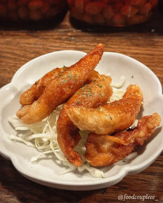 雞皮好脆，夠香口。入面嘅餡料熱辣辣，有驚喜。