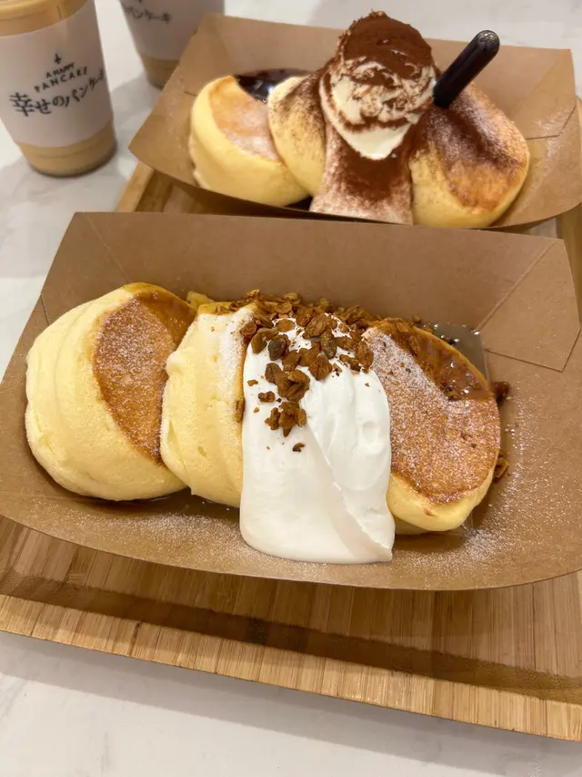 呢個班戟放喺奶茶醬上面，市面都算少見，幾甜幾特別，但都係有少少滯😵‍💫上面灑咗啲穀麥粒，脆脆哋幾好食，但個賣相比起提拉米蘇班戟，實在有啲馬虎😥