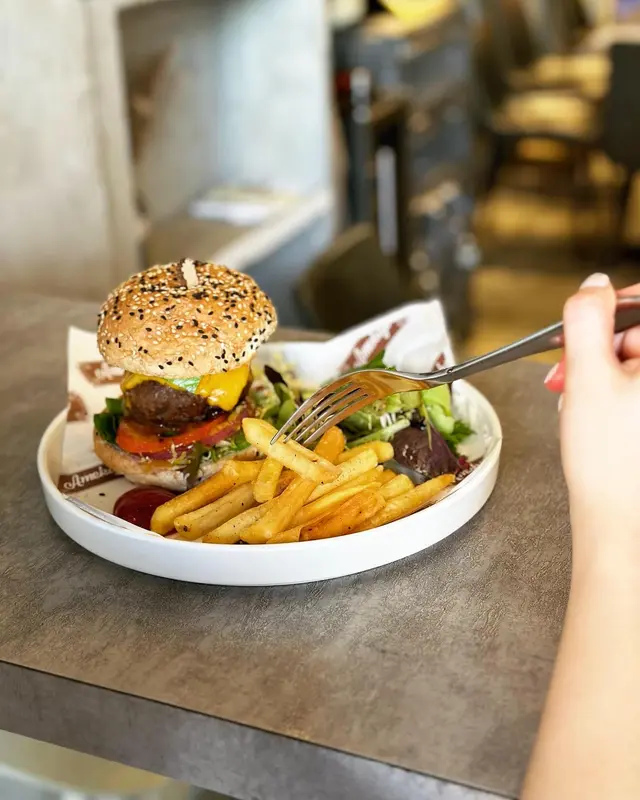 安格斯牛肉漢堡包配薯條