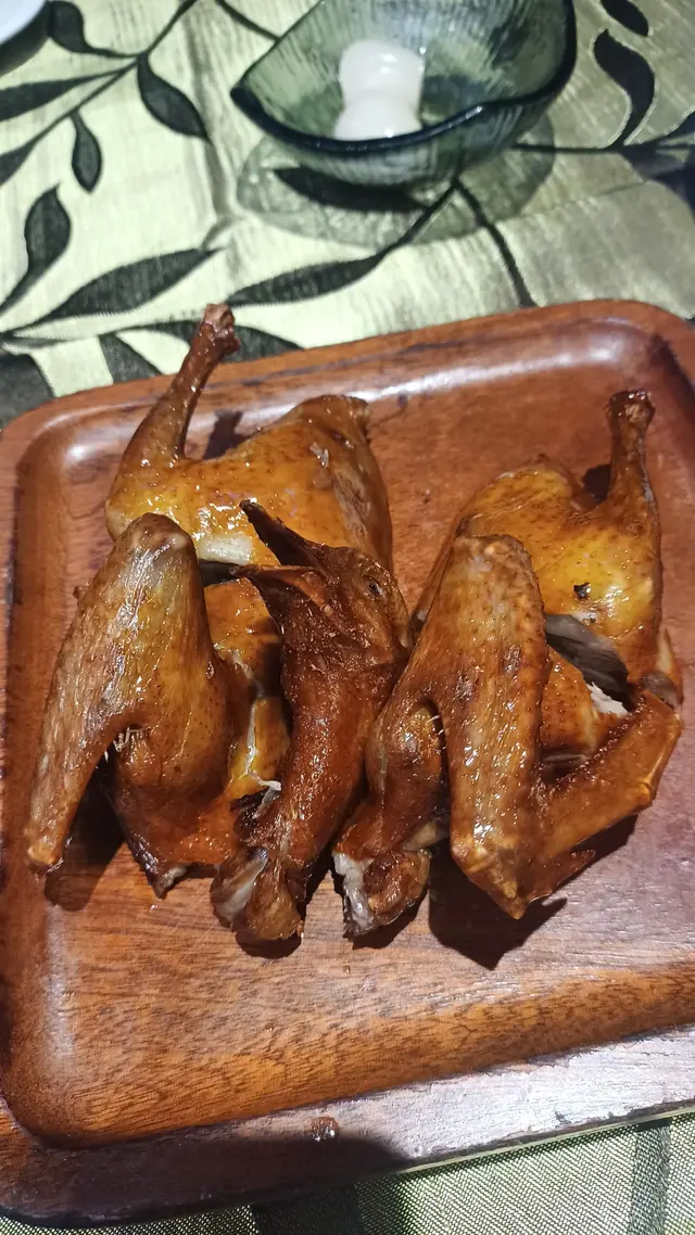 細細隻肉質非常嫩，皮薄脆不肥膩，骨頭都想吃下