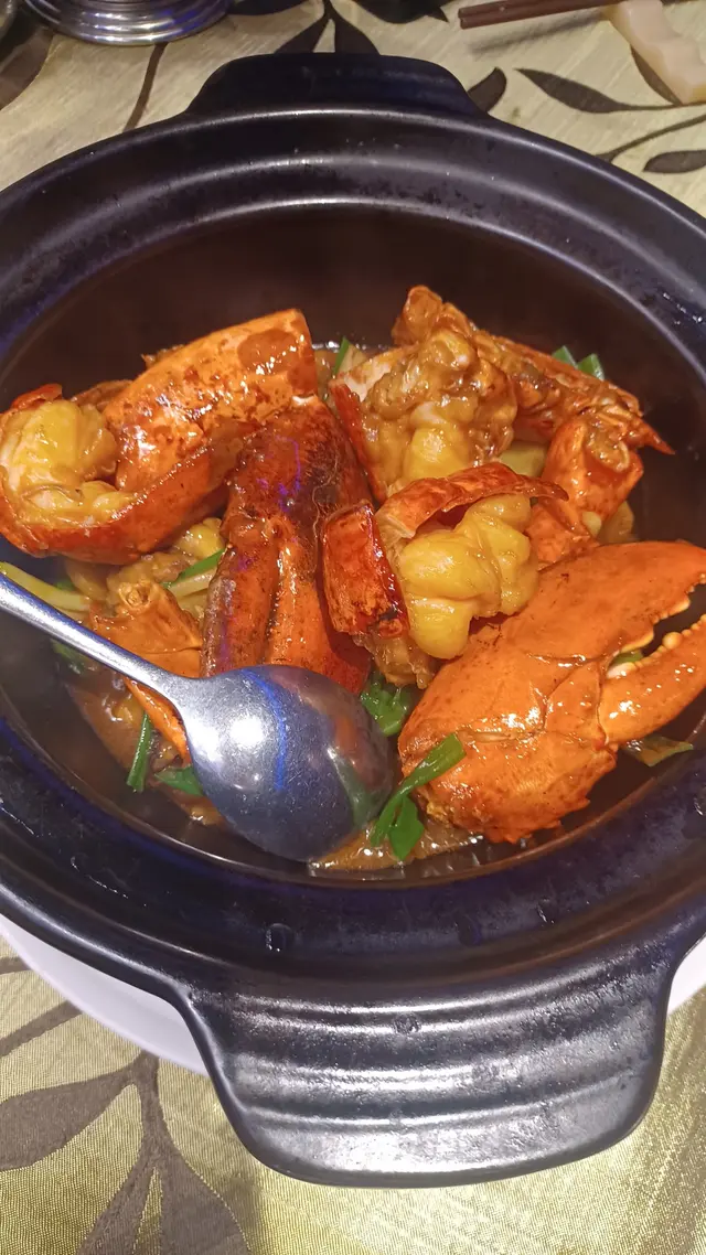 薑蔥蠔油汁味道不錯，雞件滑溜，雞脾肉位多。