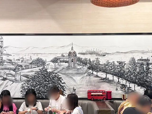 1920年代的皇后像廣場，當年毗鄰海傍，維港尚未大規模填海。