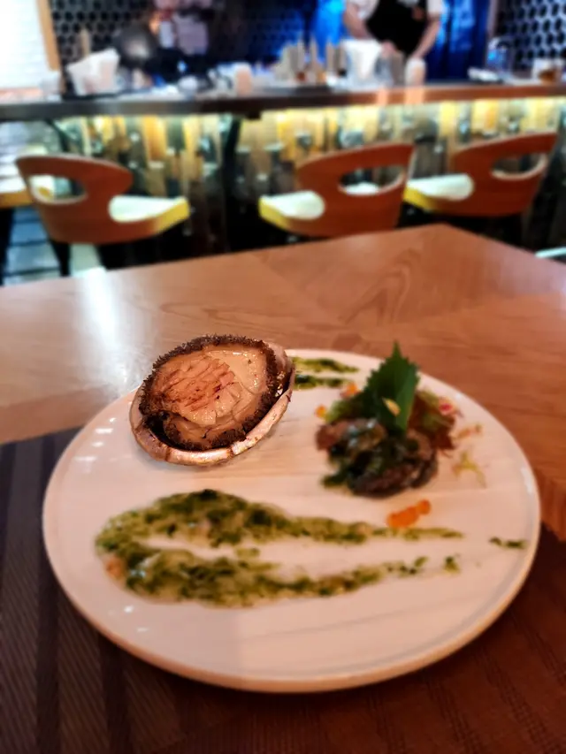 活鮑魚配蟹肉海苔醬