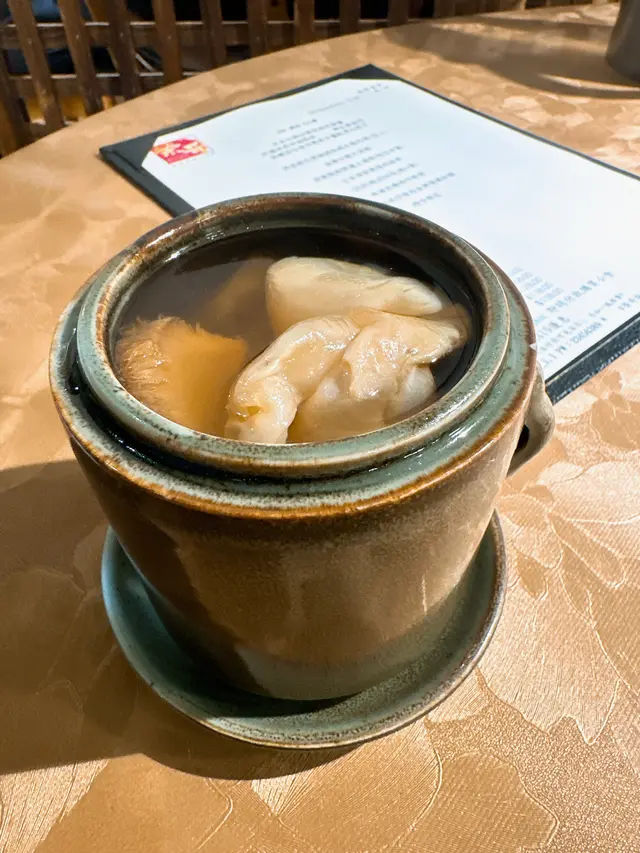 原盅燉花膠猴頭菇黑毛豚肉湯