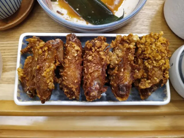 定食食得七七八八,有點意猶未盡。醒起店家說過歡迎添飯。對出品有信心,決定追加小吃。一咬開隻雞翼,打趣跟友人說:「店家重新定義過咩叫芝麻雞翼」