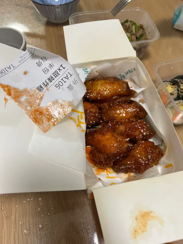 首先, 點單紙會係個盒入面。 然後d雞鎚係唔熟既! 入面的雞骨又碎。