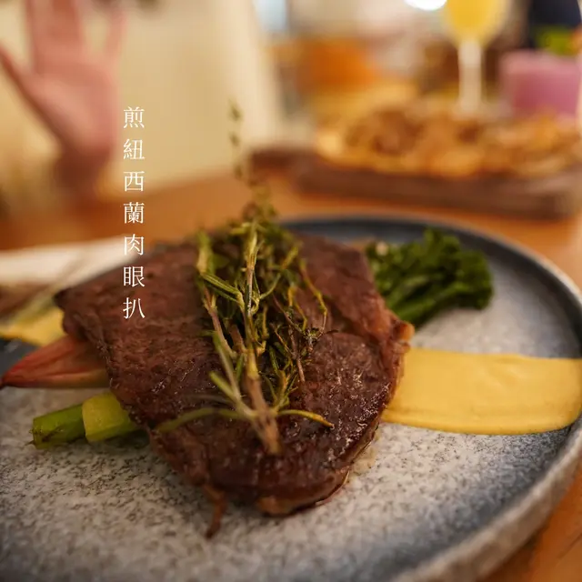 煎紐西蘭肉眼扒配精選雜菜法式芥末醬