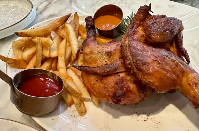 燒雞好食👍🏻 但啲薯條都係凍嘅。。。