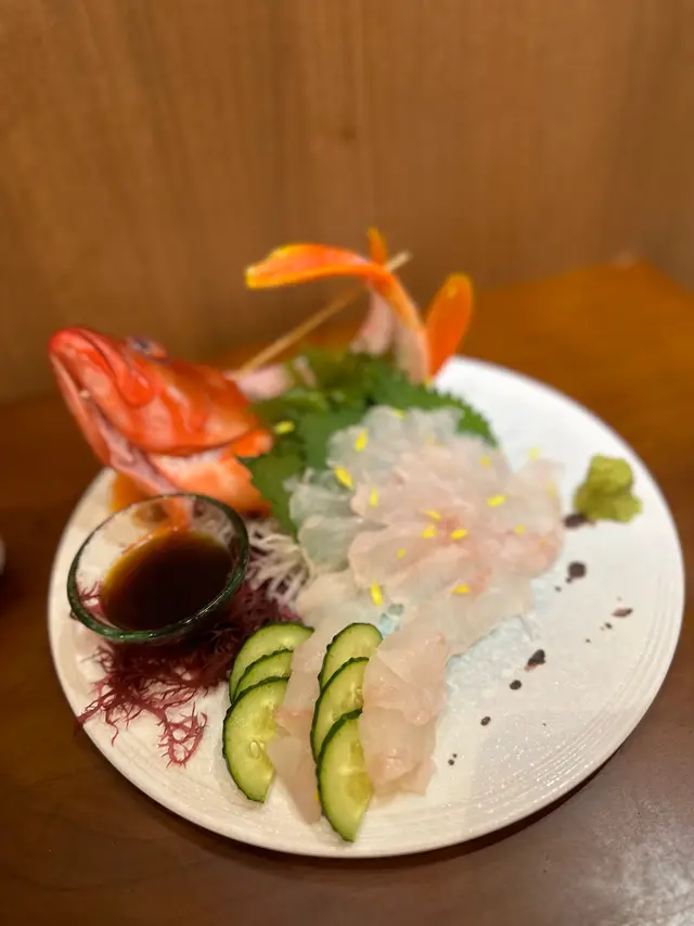 活魚真心值得叫。赤羽太好少有，上桌時魚眼魚頭狀態係仲游緊水咁款。魚肉彈牙帶魚鮮味，就算唔點酸汁齋食亦出色。價位亦十分可以接受。有機會試萬勿錯過。