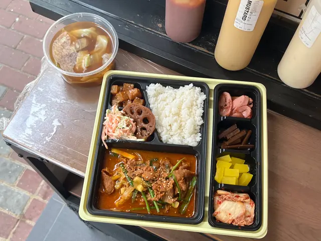 高級辣炒豬肉便當🍱 $85
這是他們新餐牌的其中一項 除了這份
還有牛肉、豬肉跟炸雞們（也想試試他們的炸雞🍗
店員盤出來的時 真的有意外到🤣份量有夠大 還有附湯
湯偏甜甜的韓式魚片 跟蔬菜🥬
然後一口下去辣炒豬肉 眼睛👁️馬上「欸～～～」
人都精神起來了～他的韓式辣好爽 豬肉片軟嫩咬咬
很好配飯（珍珠米 粒粒分明 開心～
而且他們的配菜不但款式多 每款也不錯👌吃
有的下飯 有的解膩 有的開胃
在旺角 這價位 這量 這味兒～真的可以可以😌