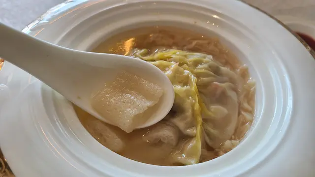 魚翅蟹肉灌湯餃