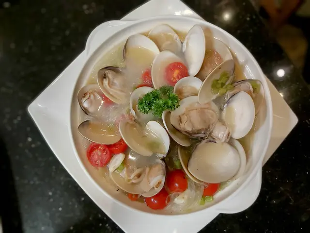 蕃茄清酒煮沙白