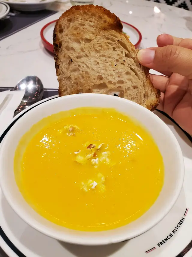 南瓜湯和酸種麵包