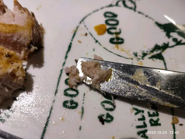 就咁用把刀係豬扒刮下刮下,就可以刮出呢啲肉沫