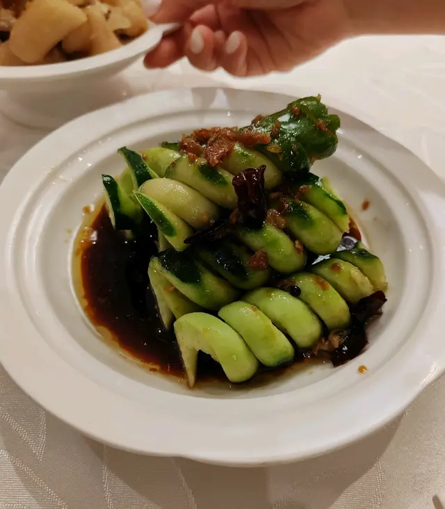 一段段平平無期的小黃瓜經過精心雕琢，外表勁似綿花糖，但我本身最怕些草青味，但見到外表甘得意就夾舊試下，點知食落唔止原完無草青味，仲有一種好清新既味道，配合秘製的甜酸醋，醒胃到不得了，令我對小黃瓜都改觀。