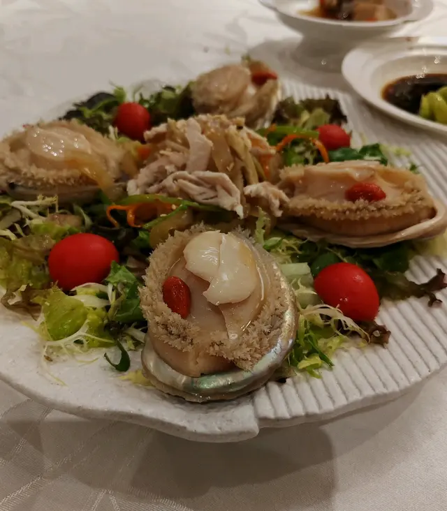 呢度菜一上碟，令我對眼都突一突，隻隻鮑魚都手掌甘大隻，每隻切開三片，中間仲有雞絲海蜇伴碟，淨係擺碟都已經好昅晴。食一口就食到鮑魚既鮮味，Wasabi都唔駛，再配搭雞絲海蜇一齊食層次感更足。
