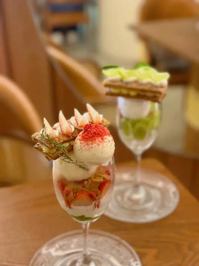 士多啤梨拿破侖抹茶芭菲