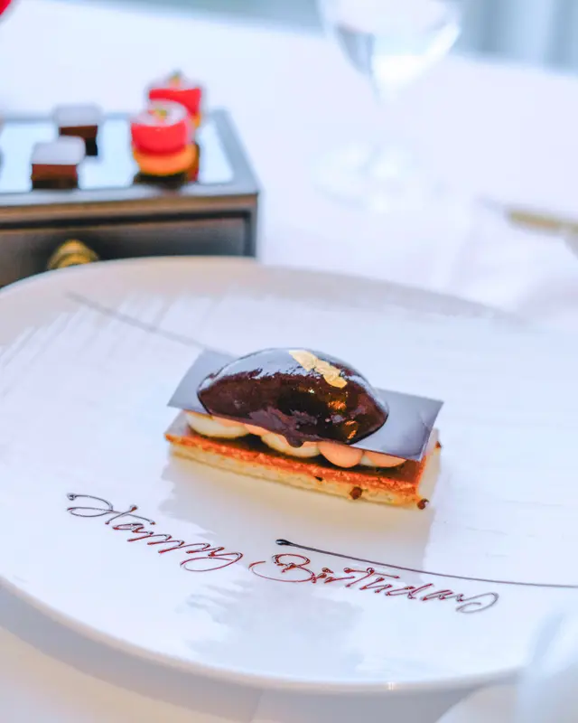 香蕉巧克力伴榛子杏仁脆餅配可可雪葩