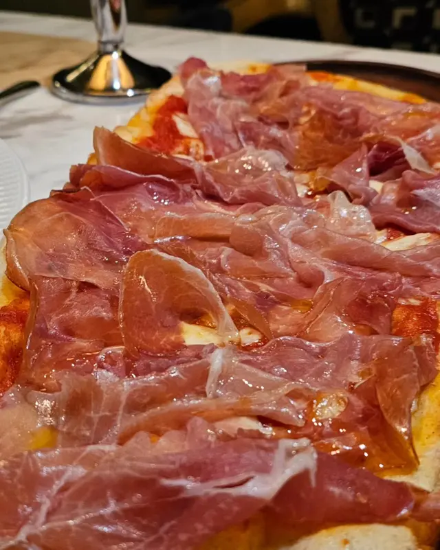 巴馬火腿水牛芝士及鮮蕃茄Pizza