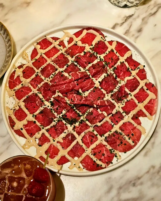 薄切生牛肉配吞拿魚醬