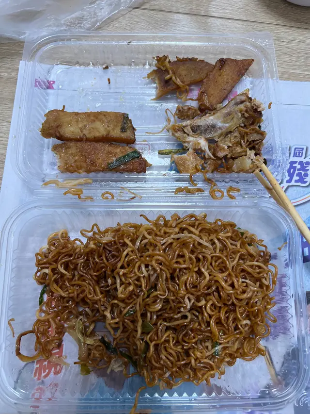 <炒麵>，炒到一啲發脹無豉油，一啲深黑色黐埋一舊，咁簡單嘅嘢都煮到咁難食，真係冇心做飲食。唔係附近獨市無競爭，應該一早關門大吉