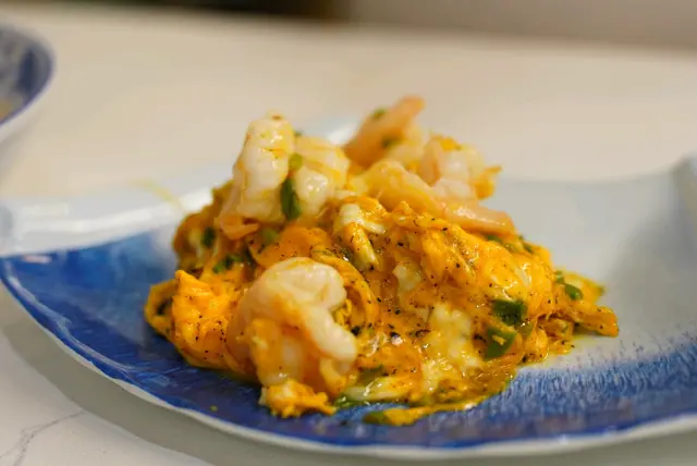 黑松露滑蛋虾球饭