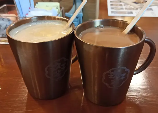 熱馬來西亞拉茶、熱街頭白咖啡