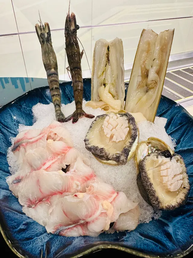 南非鮑魚、蟶子皇、海蝦及白鱔片