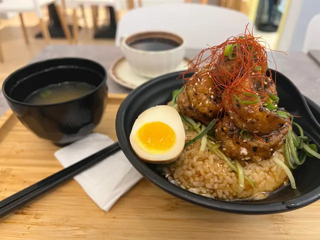 鰻魚真材實料 整體 偏向甜味 脆口一般 味道尚算不錯