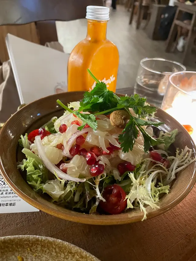 這餐我覺我好飲好食的是thai milk tea 及柚子紅石榴沙律,是水準以上,沒有這兩樣,這餐根本吃不下去,雞我要伴這個沙律一起吃才覺得有味,又咸又辣得咖喱如果沒有泰式奶茶幫忙,根本吃不下去⋯⋯(話說餐牌寫柚子紅石柚沙律是否寫錯?)