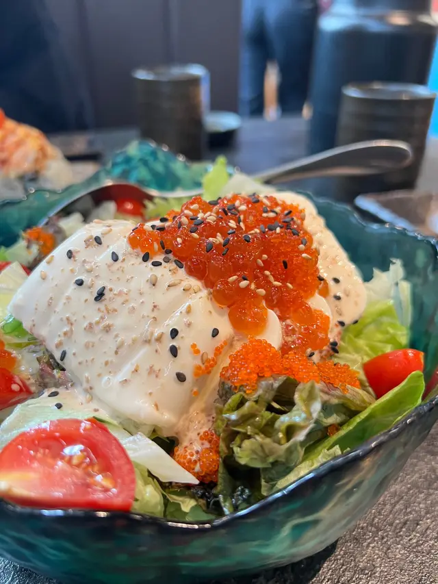 一開始吃生菜部分 覺得怎麼沒什麼味道
而後來拌好 和拌著三文魚籽中華沙律一起吃 EMM～～
剛好的醬汁 輕盈健康感重 又不過濃不膩
而且份量還超級豐盛 一人吃 也肯定吃不光