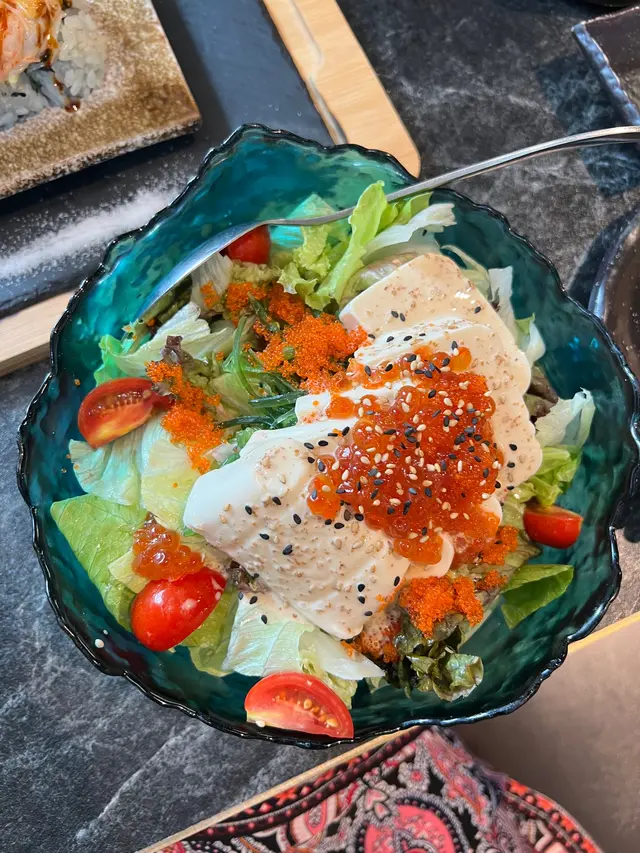 一開始吃生菜部分 覺得怎麼沒什麼味道
而後來拌好 和拌著三文魚籽中華沙律一起吃 EMM～～
剛好的醬汁 輕盈健康感重 又不過濃不膩
而且份量還超級豐盛 一人吃 也肯定吃不光