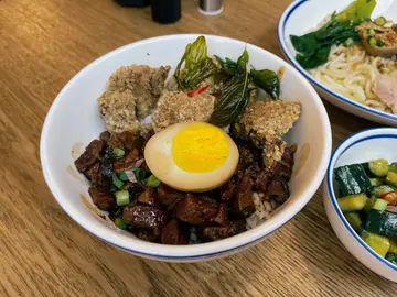 盐酥鸡卤肉饭