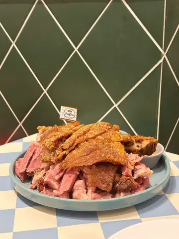 德國鹹豬手配酸菜及薯仔沙律