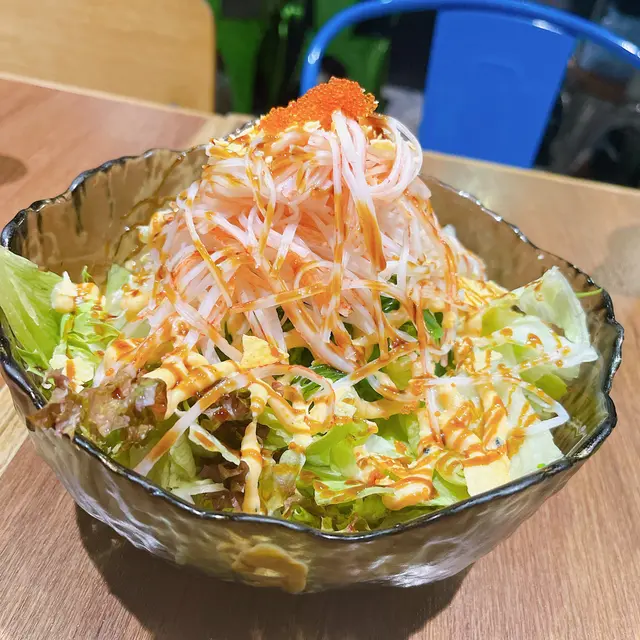 蟹柳蟹籽配上新鮮的沙律菜，加入美味的沙律醬汁，口感與別不同。