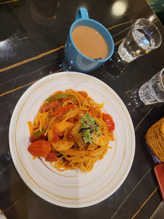 鮮蝦香草車厘茄意粉配熱奶茶