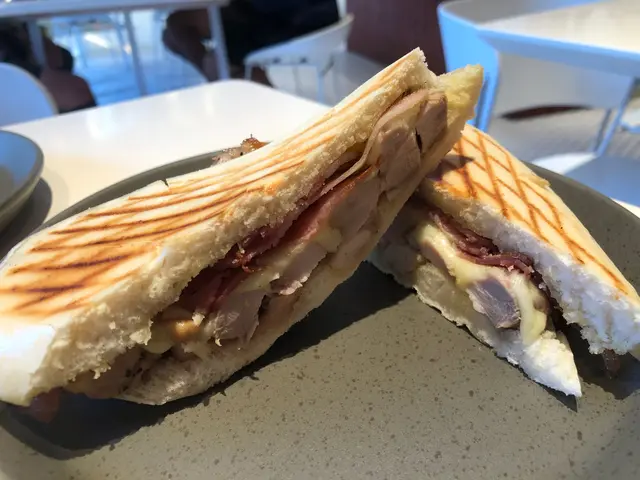 檸檬汁烤雞蕃茄芝士意大利三文治