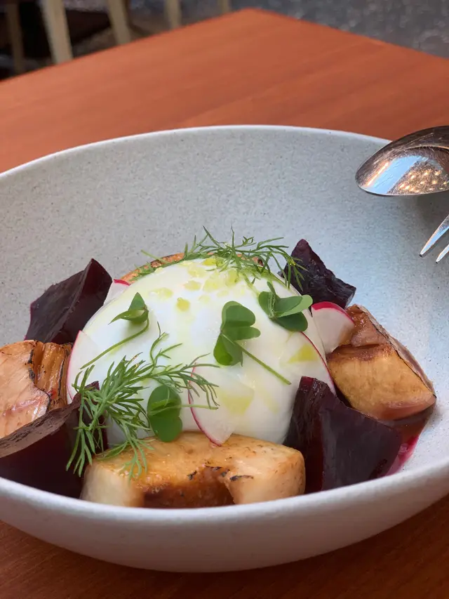 前菜  芝士配紅菜頭和梨