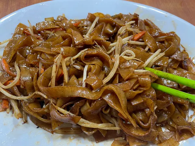 牛河一塊牛都無，得蘿蔔芽菜冬菇，侍應話個牛河：”應該”就係咁