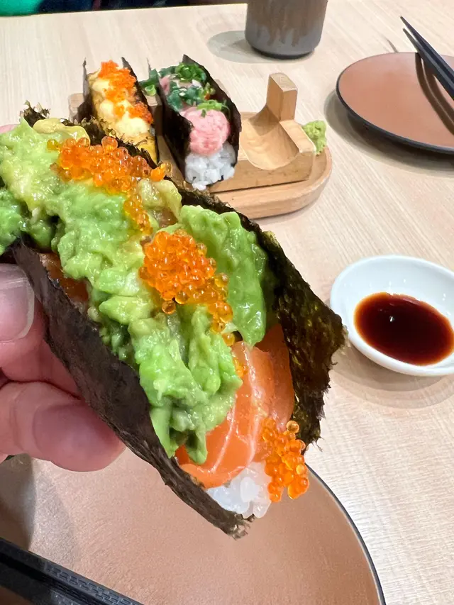 牛油果三文魚手卷