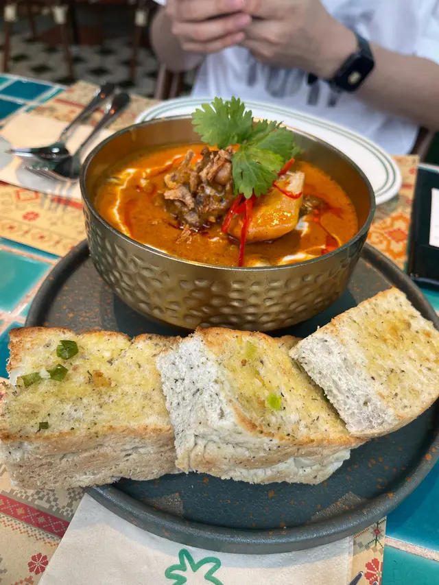 MASSAMAN咖喱唔辣,偏甜,香花生堅果味,味道較接近沙嗲。現上跟碟嘅蒜蓉包,好味,但未去到驚人地好味。美中不足之處,牛肋條唔夠淋,如果再淋啲就阿萊擘擘喇!