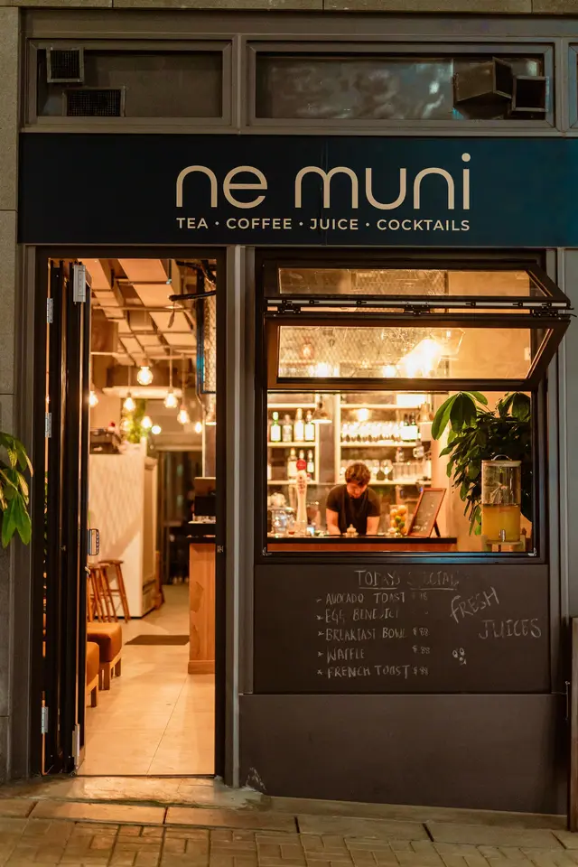 Ne Muni Western All Day Breakfast Coffee Shop in MidLevels Hong Kong