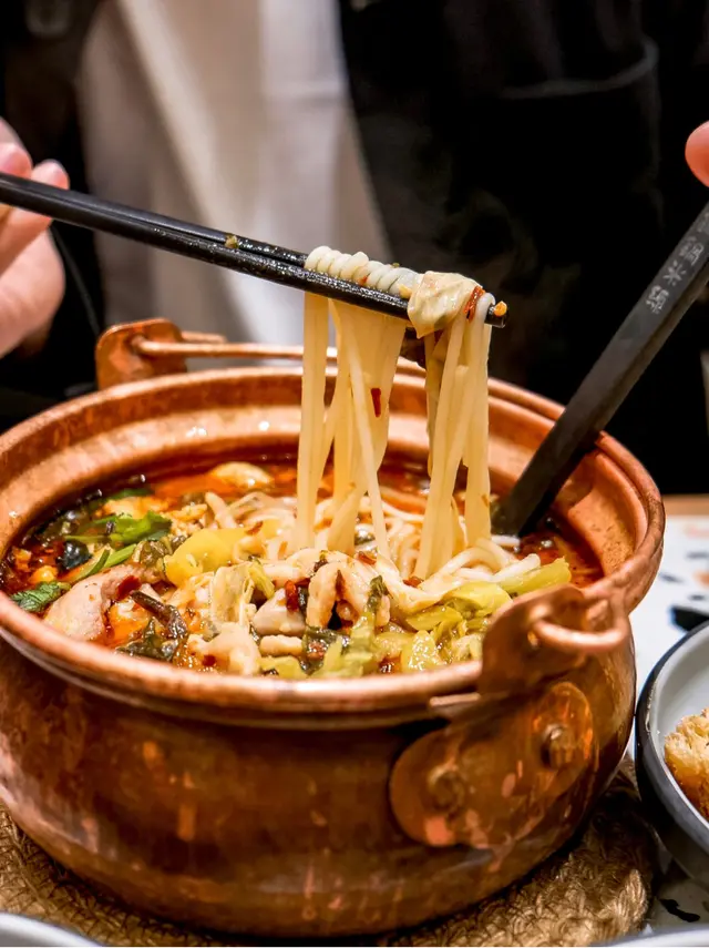 豬扒酸酸辣辣銅鍋米線