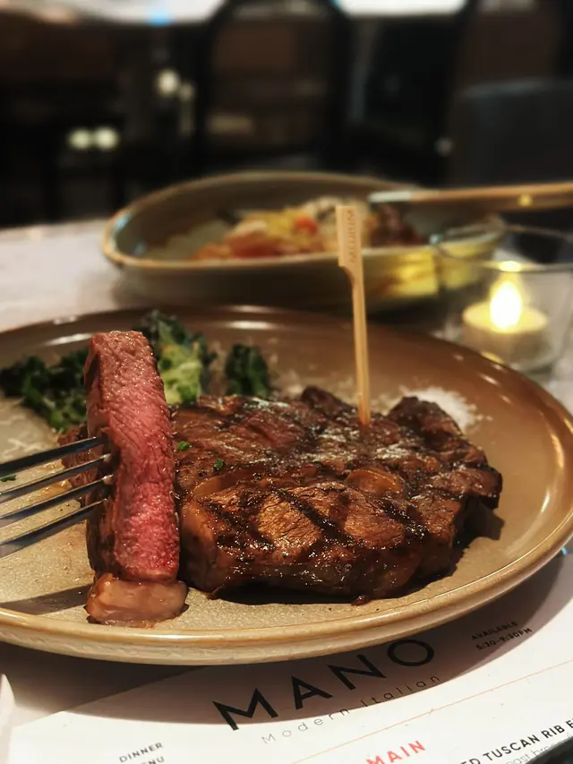 雖然賣相一睇偏向簡單，但質素幾有驚喜
牛扒五成熟度啱啱好十分粉嫩多汁，輕輕沾上幾粒粗鹽已經能吊出肉質既鮮美，鍾意重口味亦可以選擇芥末或燒汁
旁邊幾棵西蘭花苗意想不到地好食🤣爽脆多汁之餘上面都灑左芝士碎，比起平時見到一堆無味既烤雜菜更欣賞呢個🥦